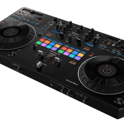 ה-DDJ-REV5 הוא קונטרולר מהדור החדש עם תאימות Serato DJ Pro ו-rekordbox. יחידת 2 ערוצים זו מציעה חווית